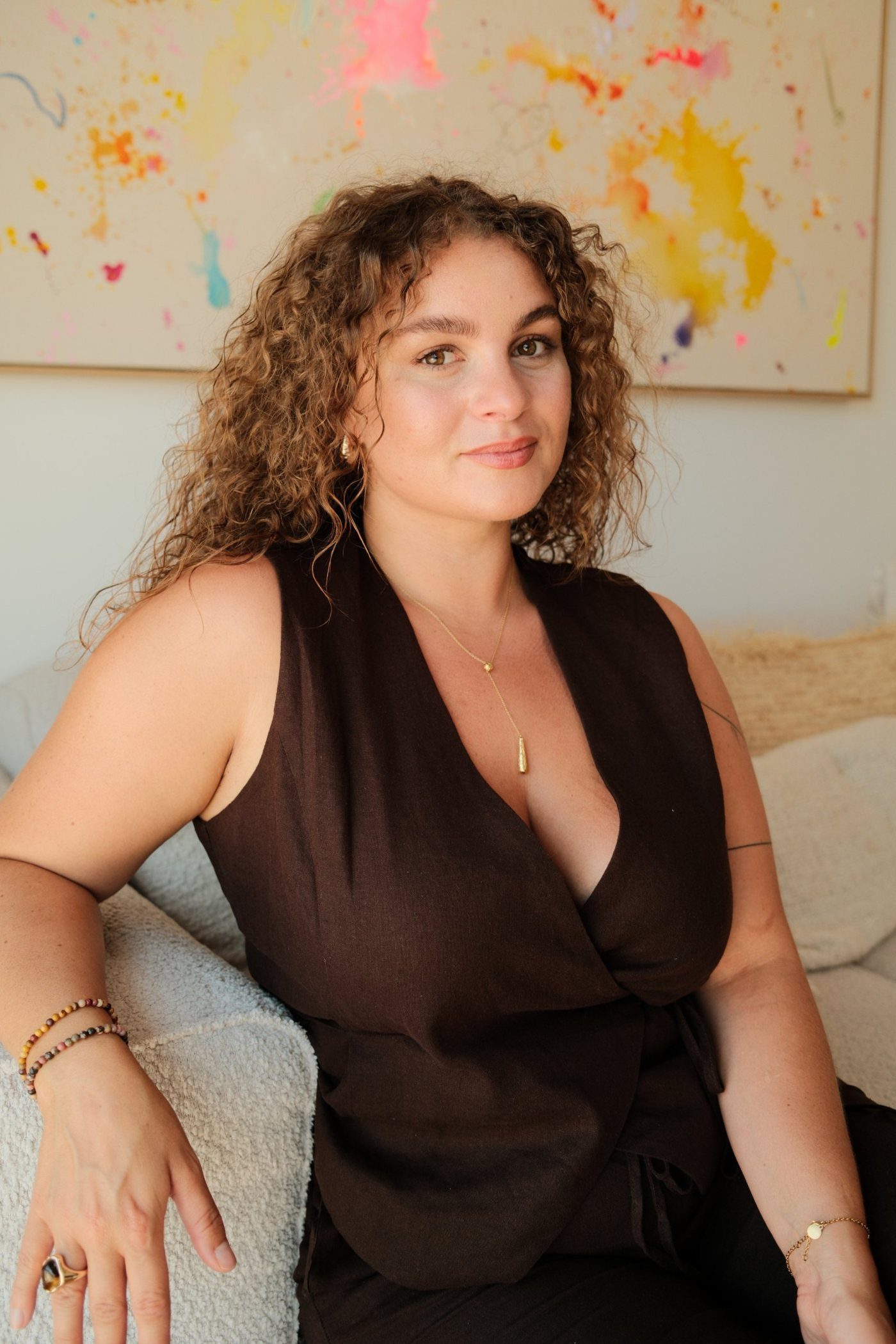 Franziska, mentor for female entrepreneurs, smiling on a light sofa